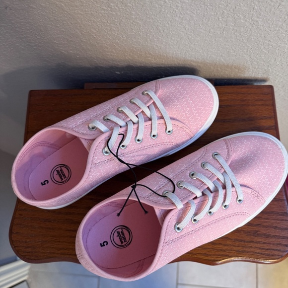 Wonder Nation~Size 5 children’s sneakers~New 💞💕 - Picture 3 of 4